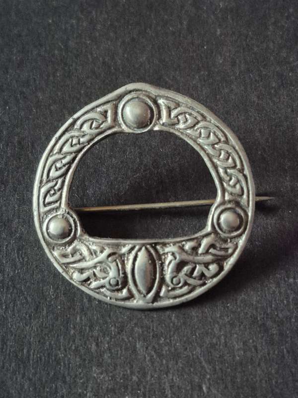 Scottish Silver Annular Brooch with Celtic design - Robert Allison, Glasgov 1953  11.9g