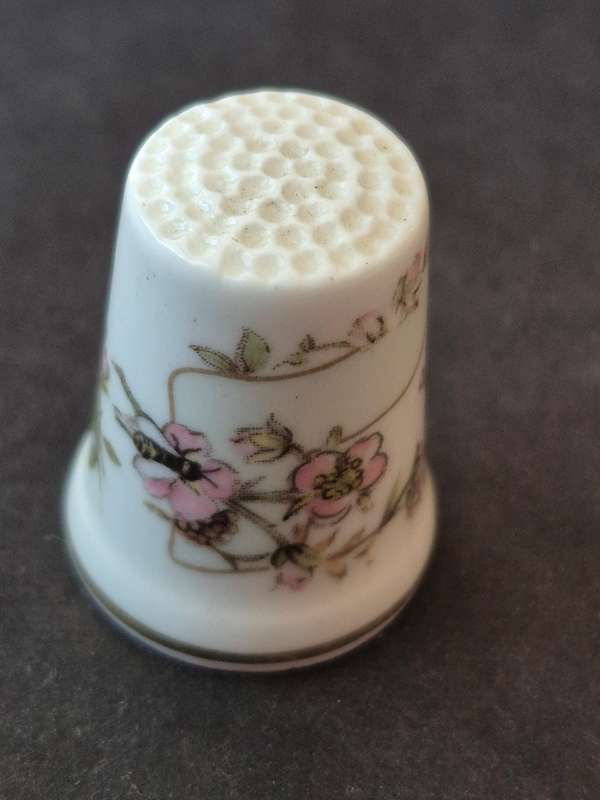 Royal Doulton "Summer" Jill Barklem 1982 Thimble Bramley Hedge