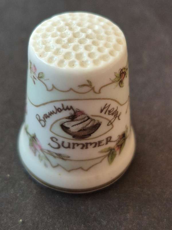 Royal Doulton "Summer" Jill Barklem 1982 Thimble Bramley Hedge