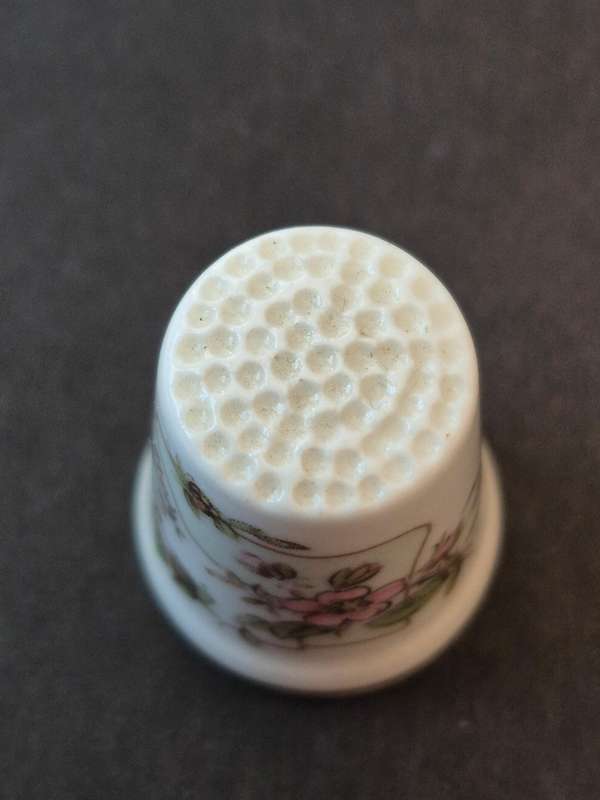 Royal Doulton "Summer" Jill Barklem 1982 Thimble Bramley Hedge