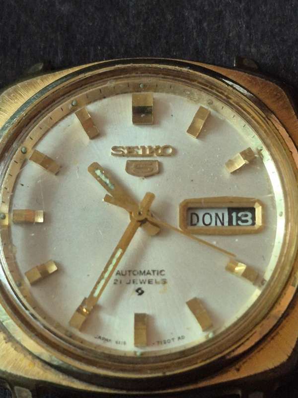Vintage Seiko 5 Automatic 21 Jewels Mechanical Wrist Watch (not working)excellent condition