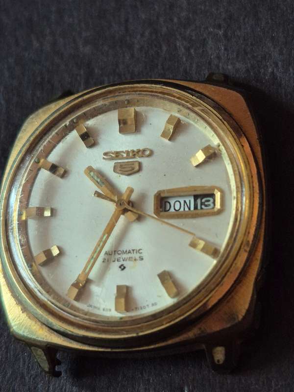 Vintage Seiko 5 Automatic 21 Jewels Mechanical Wrist Watch (not working)excellent condition