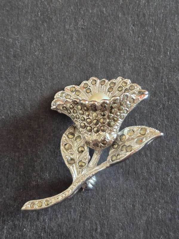 Vintage Marcasite Simulated Pearl Brooch (Silver toned)