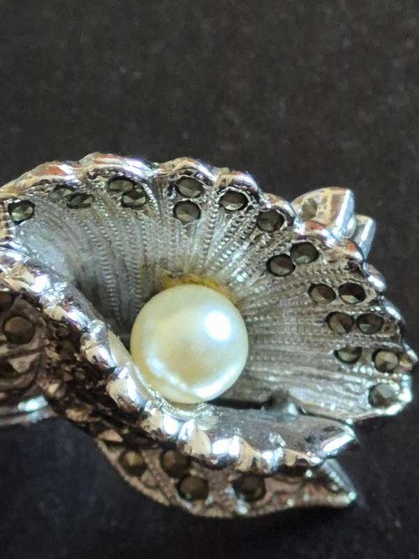 Vintage Marcasite Simulated Pearl Brooch (Silver toned)