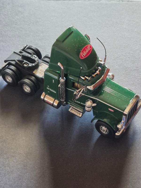 Matchbox 1:43 Peterbilt Cab Green Long Nose with Air Scoop (excellent condition)