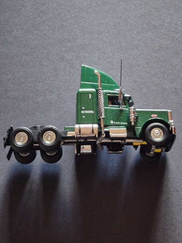 Matchbox 1:43 Peterbilt Cab Green Long Nose with Air Scoop (excellent condition)