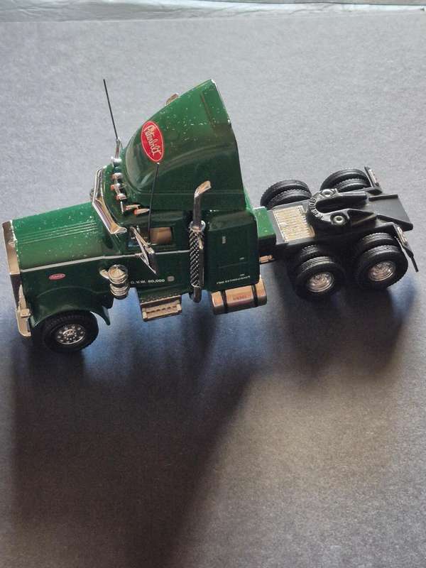 Matchbox 1:43 Peterbilt Cab Green Long Nose with Air Scoop (excellent condition)