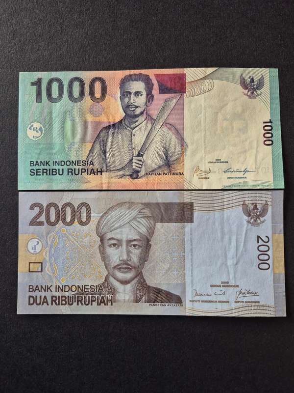 2 x Indonesia Notes 1000/2000 Rupiah (excellent condition)