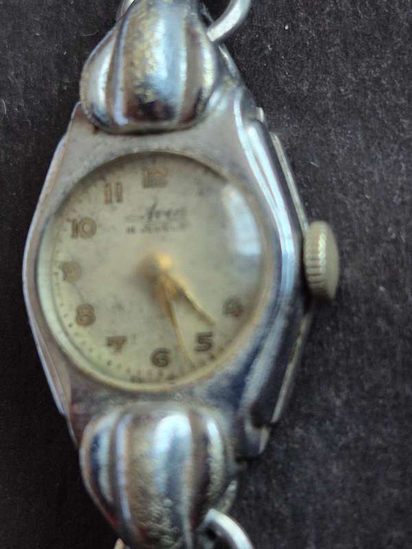 Vintage Ladies Avia 15 Jewels Mechanical Wrist Watch (not working)