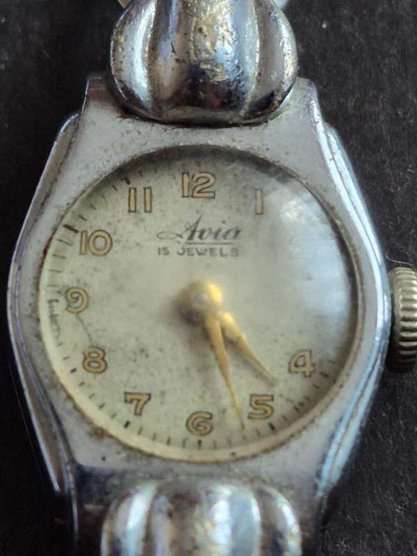 Vintage Ladies Avia 15 Jewels Mechanical Wrist Watch (not working)