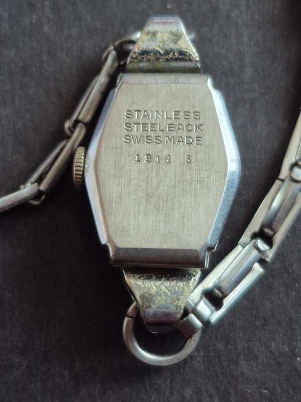 Vintage Ladies Avia 15 Jewels Mechanical Wrist Watch (not working)