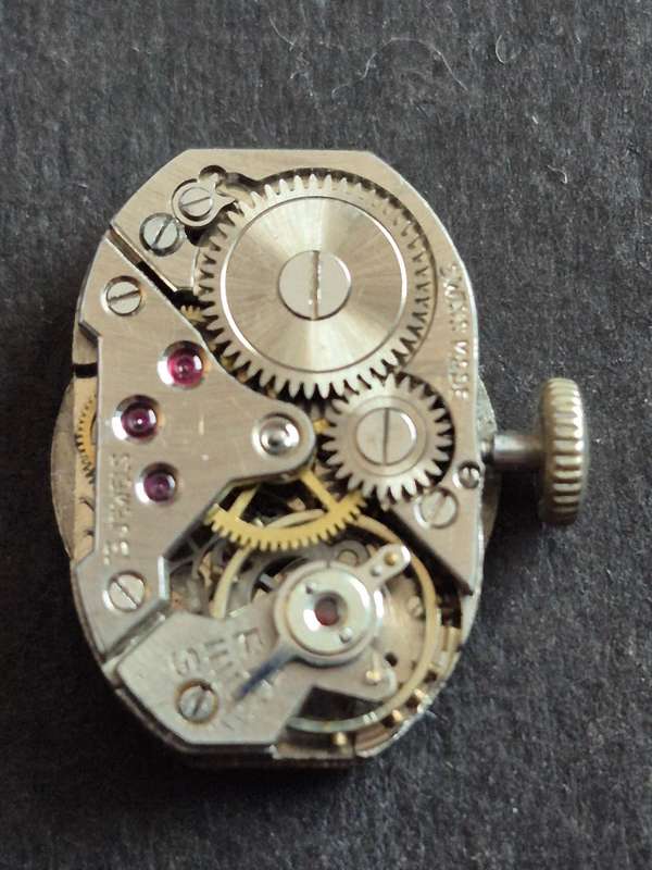 Vintage Ladies Avia 15 Jewels Mechanical Wrist Watch (not working)