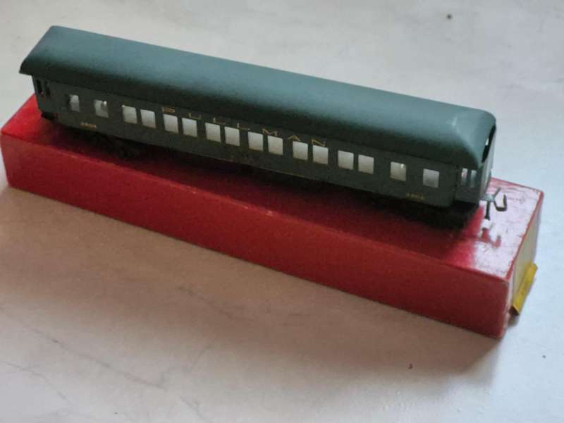 Trix Twin 00 Gauge Pullman Car American 9/565U 2602 Green (rust spot)