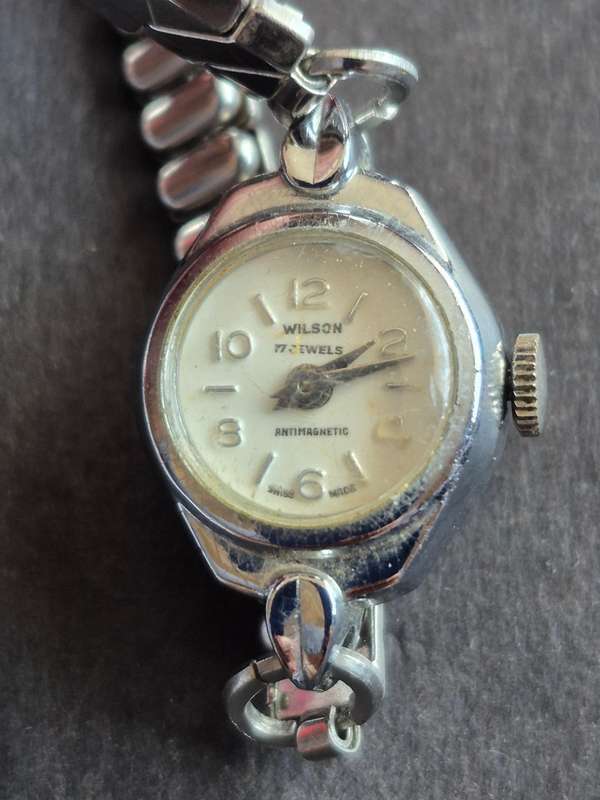 Vintage Wilson 17 Jewels Antimagnetic Ladies Wrist Watch (not working) face is loose
