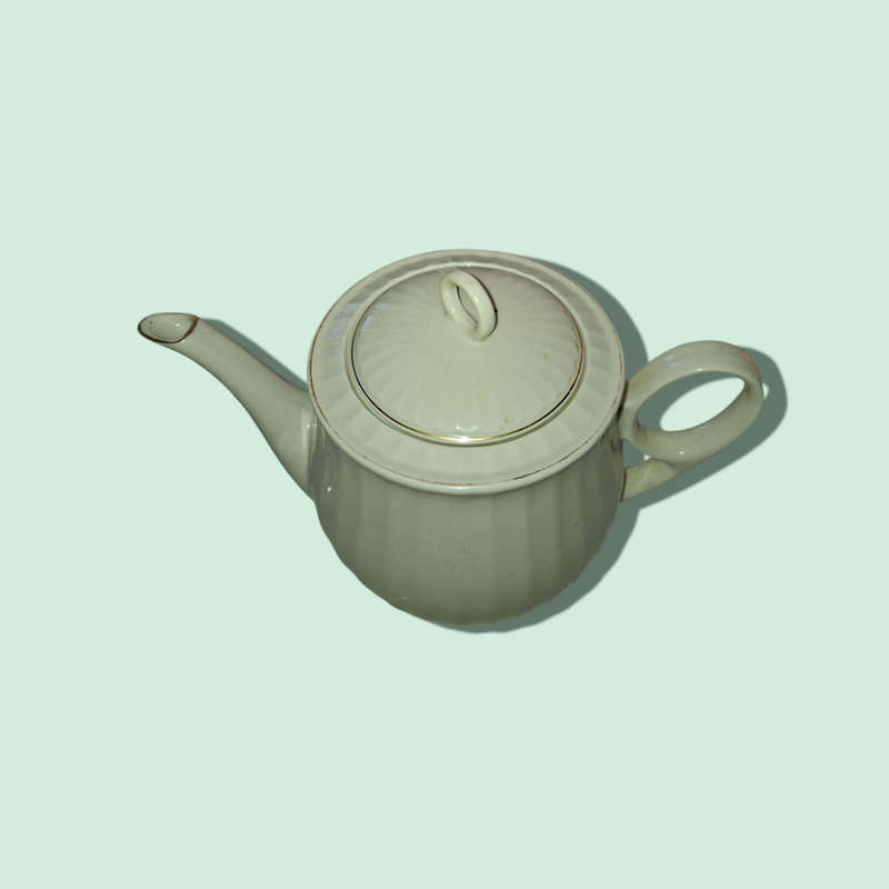 Off white/gold vintage teaset