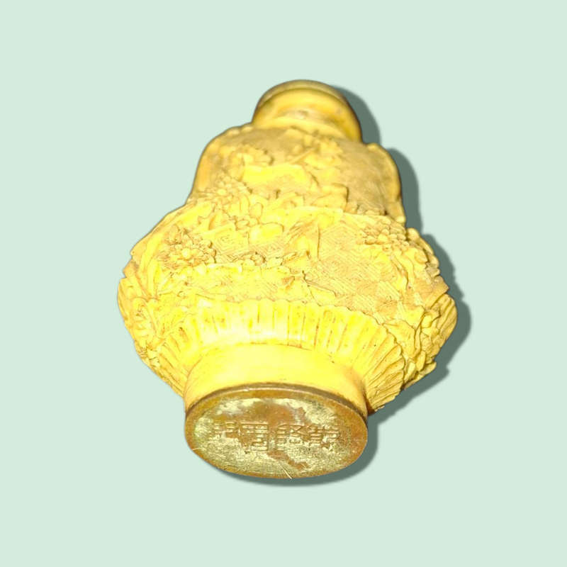SNUFF BOTTLE, MID 20TH CENTURY, CHINA ON WOOD.