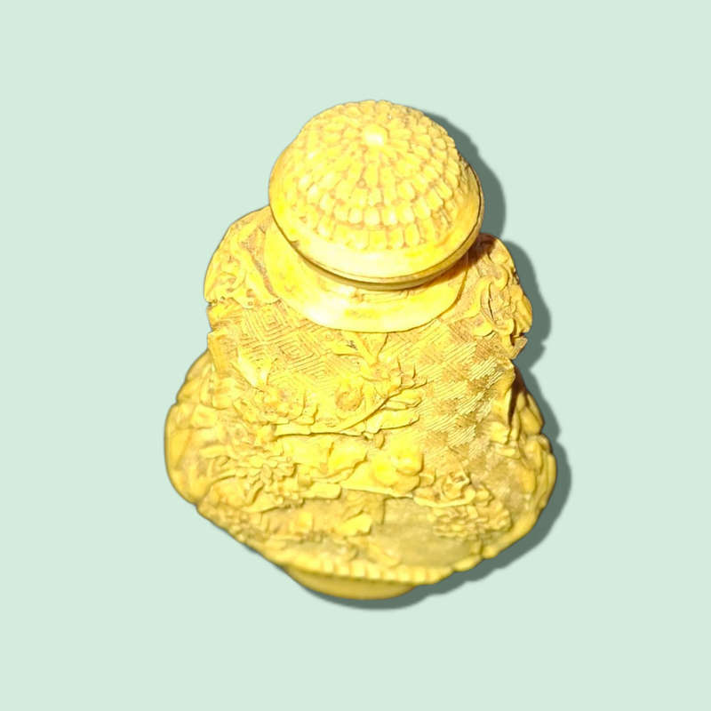 SNUFF BOTTLE, MID 20TH CENTURY, CHINA ON WOOD.