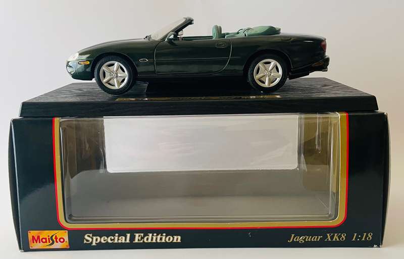 Maisto Jaguar xk8 (1996) 1:18 scale