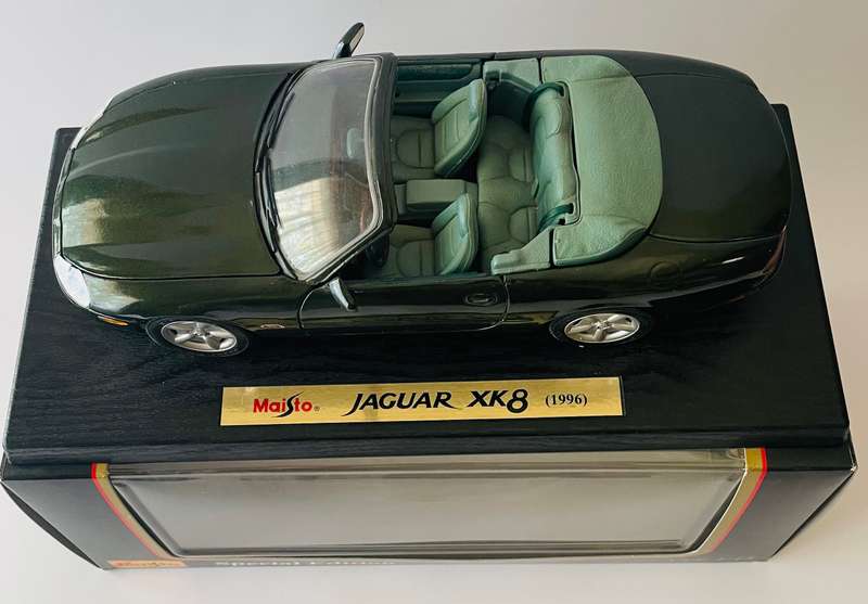 Maisto Jaguar xk8 (1996) 1:18 scale