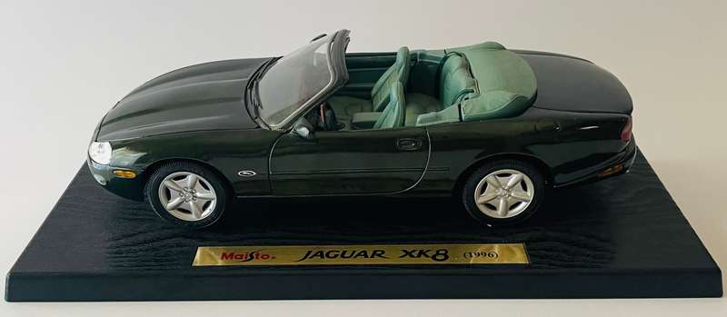 Maisto Jaguar xk8 (1996) 1:18 scale