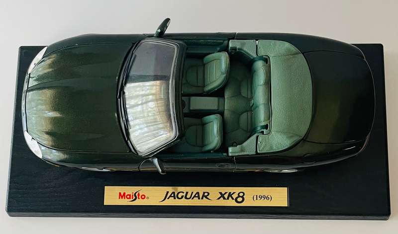 Maisto Jaguar xk8 (1996) 1:18 scale