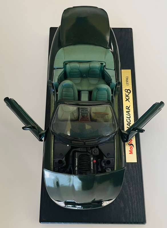 Maisto Jaguar xk8 (1996) 1:18 scale