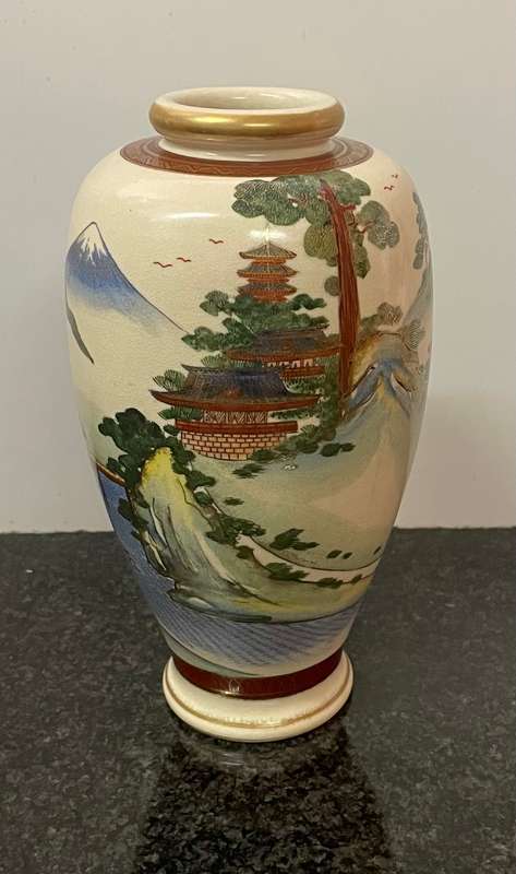 Beautiful earthenware Satsuma vase featuring a landscape scene with gold gilding
