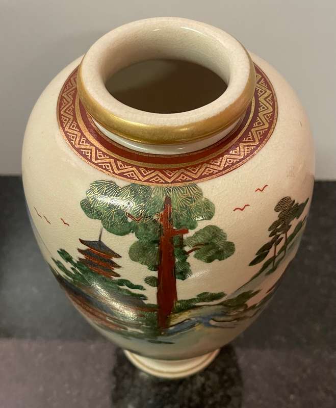 Beautiful earthenware Satsuma vase featuring a landscape scene with gold gilding