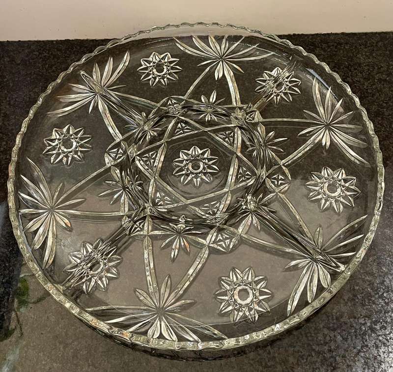 Beautiful large glass cruditè platter with 4 divisions and a center for a dip