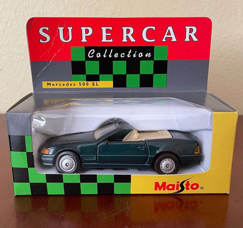 Pair of Maisto supercar collection die cast model cars 1/40 scale
