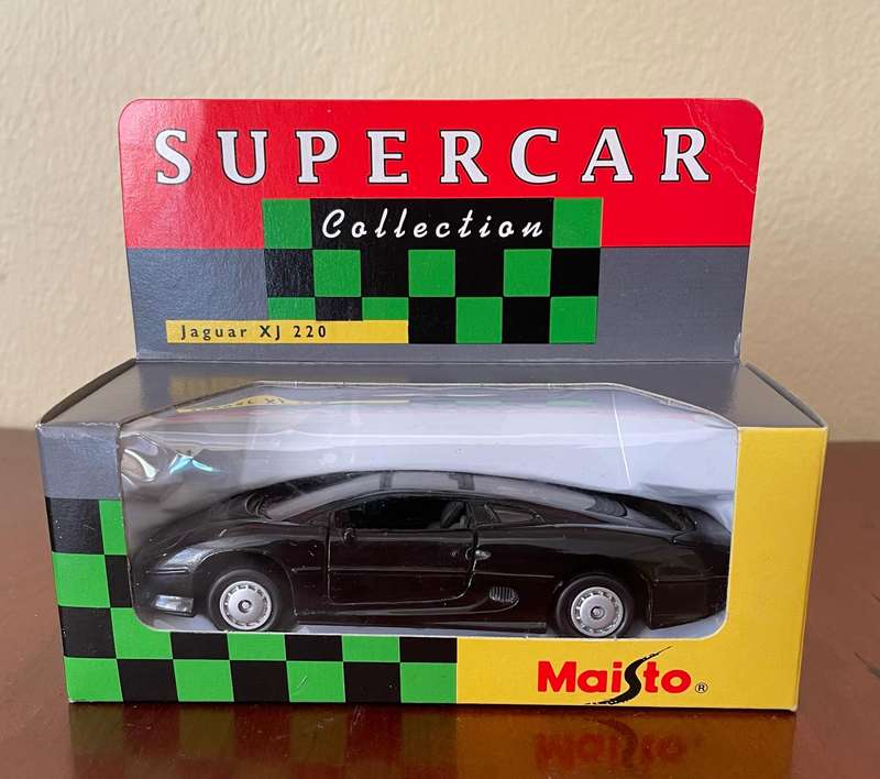 Pair of Maisto supercar collection die cast model cars 1/40 scale