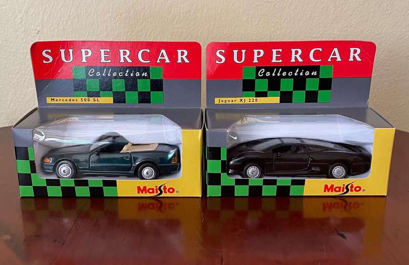 Pair of Maisto supercar collection die cast model cars 1/40 scale