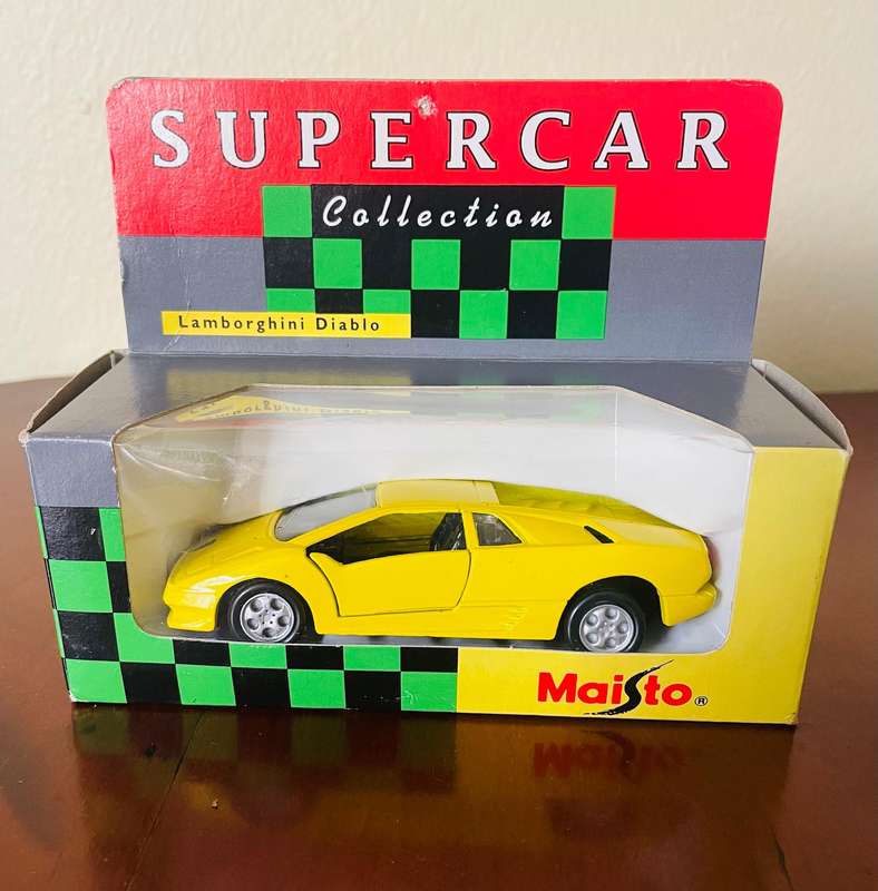 Pair of Maisto super car collection 1/40 scale die cast cars