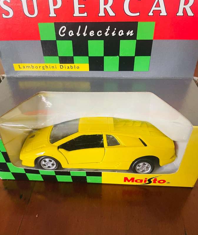 Pair of Maisto super car collection 1/40 scale die cast cars