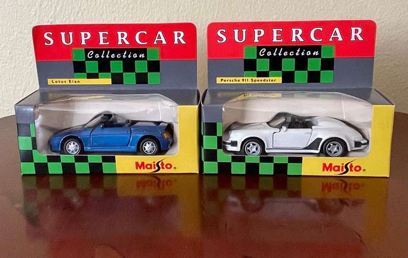Pair of maisto die cast cars 1/40 scale