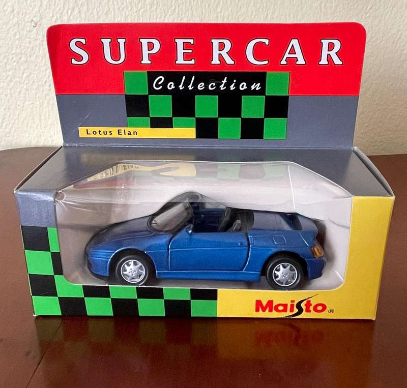 Pair of maisto die cast cars 1/40 scale