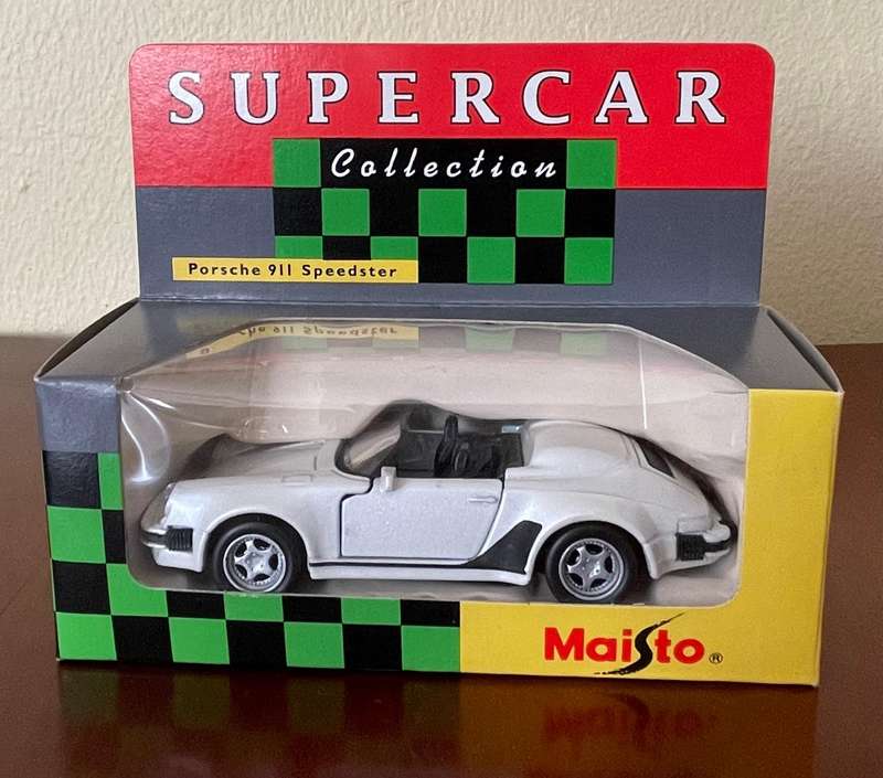 Pair of maisto die cast cars 1/40 scale