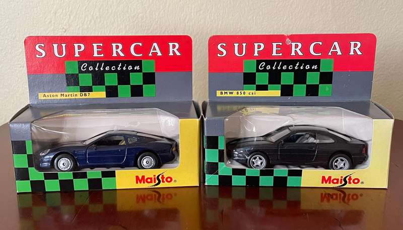 Pair of Maisto die cast cars 1/40 scale