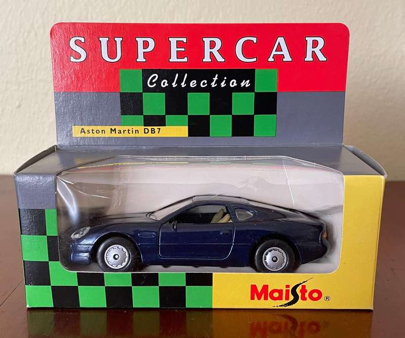 Pair of Maisto die cast cars 1/40 scale