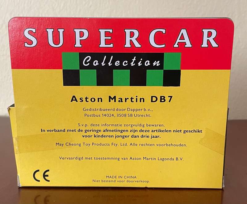 Pair of Maisto die cast cars 1/40 scale
