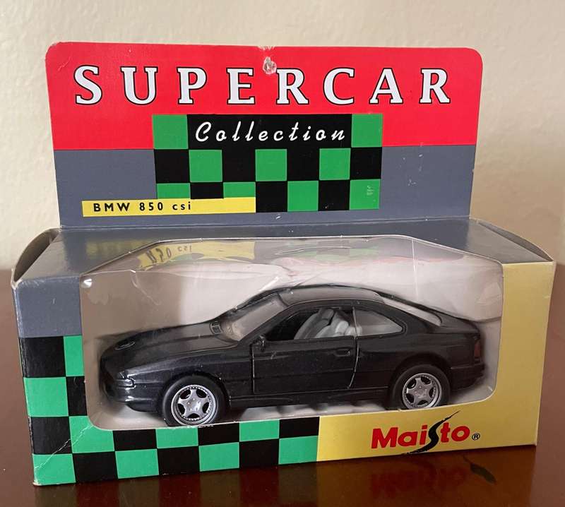 Pair of Maisto die cast cars 1/40 scale