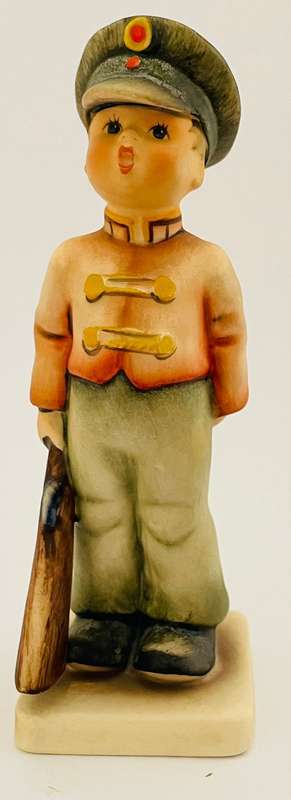 Hummel Soldier boy - TKM 4 - Rare find with the red cap badge. Model 332.