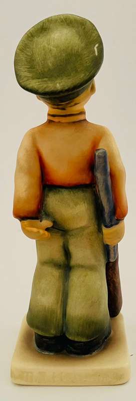Hummel Soldier boy - TKM 4 - Rare find with the red cap badge. Model 332.