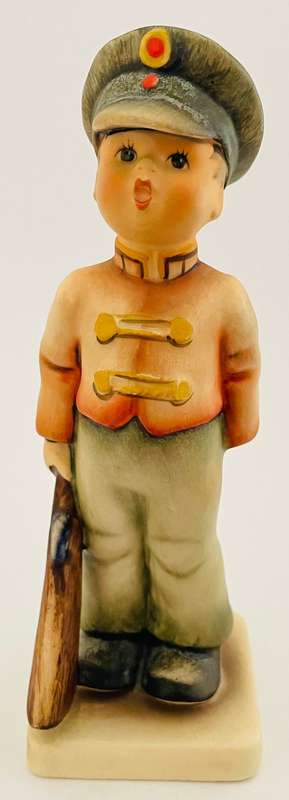 Hummel Soldier boy - TKM 4 - Rare find with the red cap badge. Model 332.