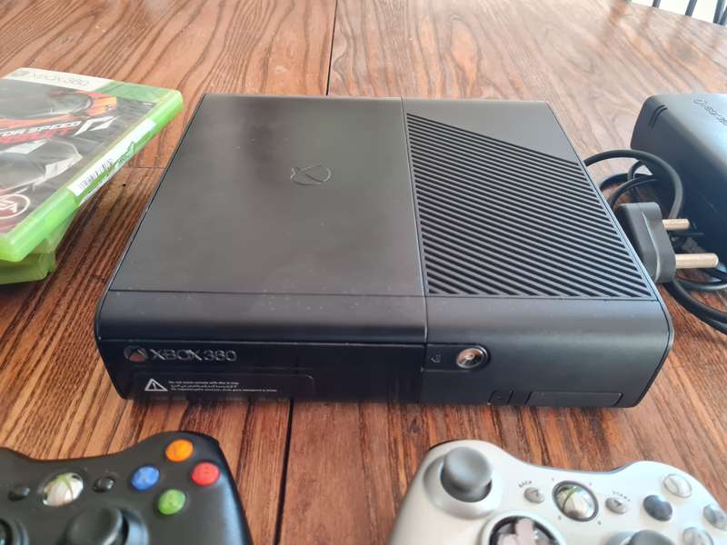 XBOX 360 E Console + Remotes + Games