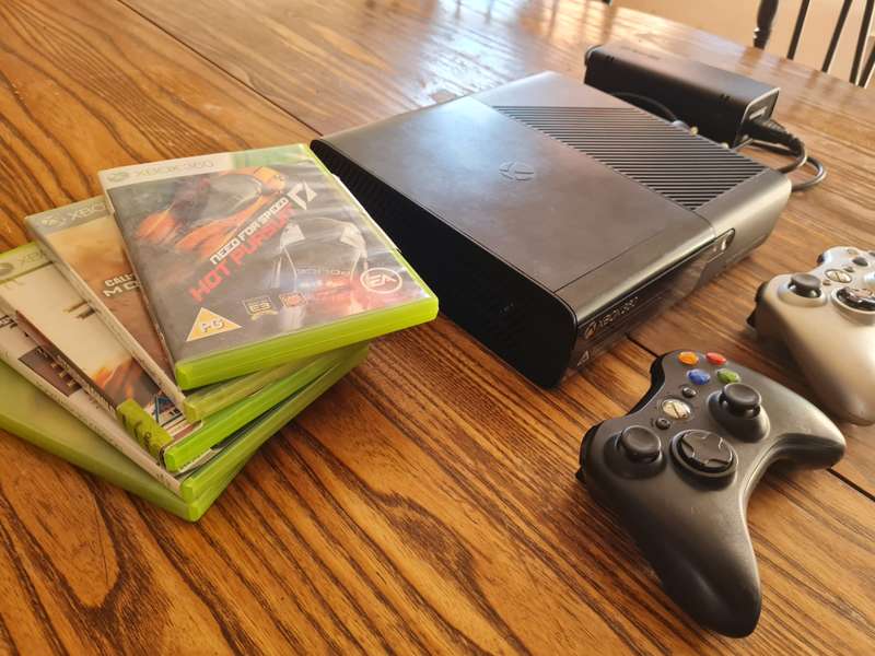 XBOX 360 E Console + Remotes + Games