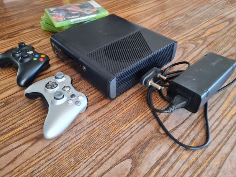 XBOX 360 E Console + Remotes + Games