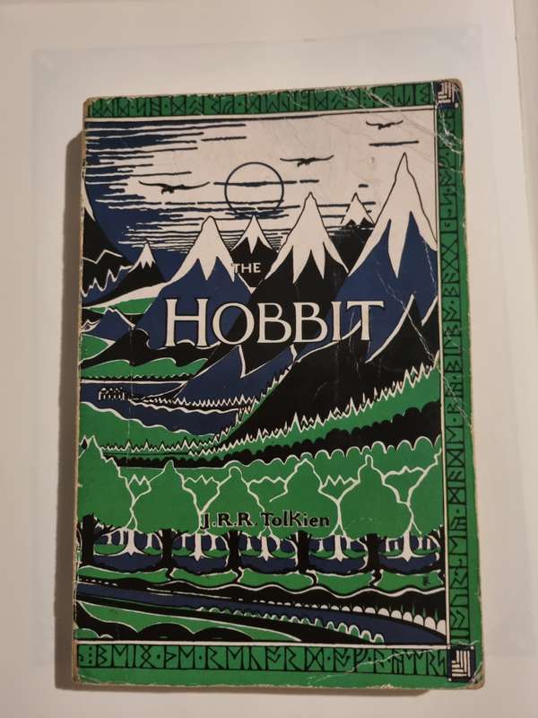 The Hobbit. Illustrated. - JRR Tolkien