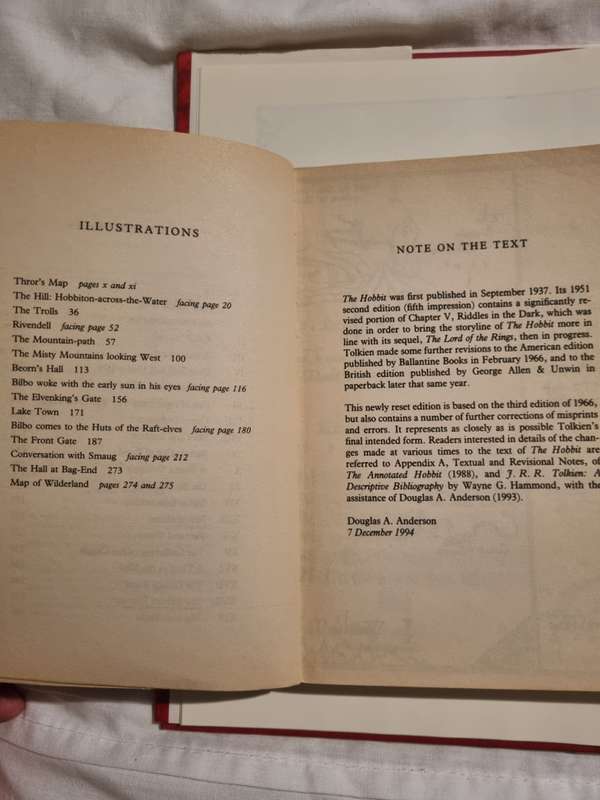 The Hobbit. Illustrated. - JRR Tolkien