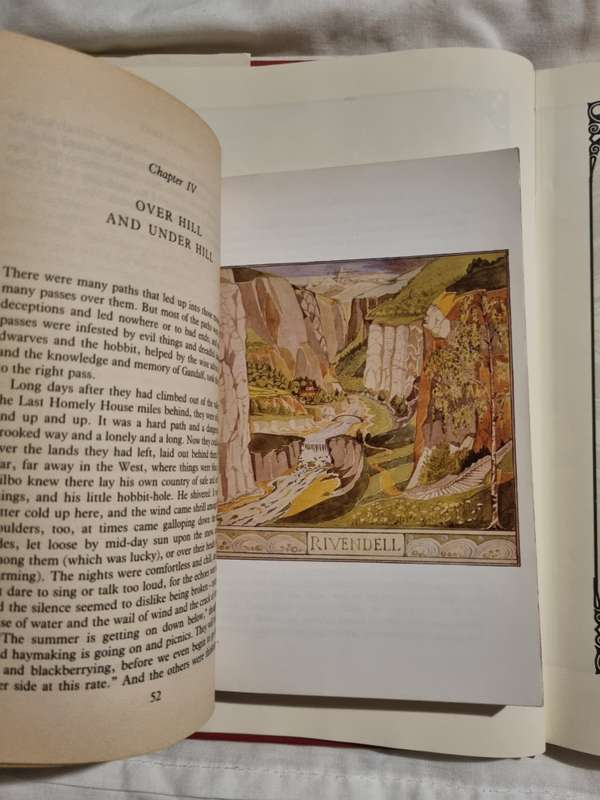 The Hobbit. Illustrated. - JRR Tolkien